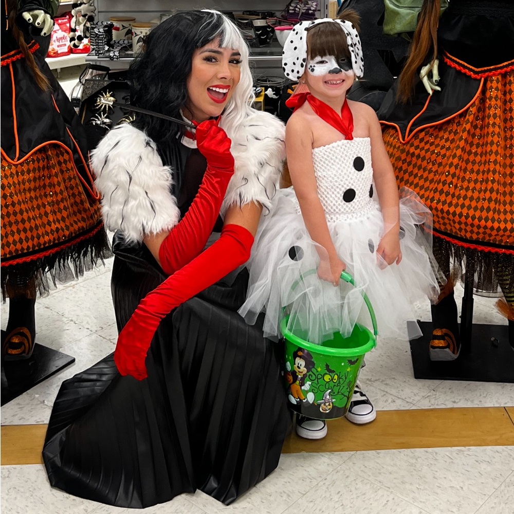 Cruella de vil & Dalmatian costume. Mom & daugther